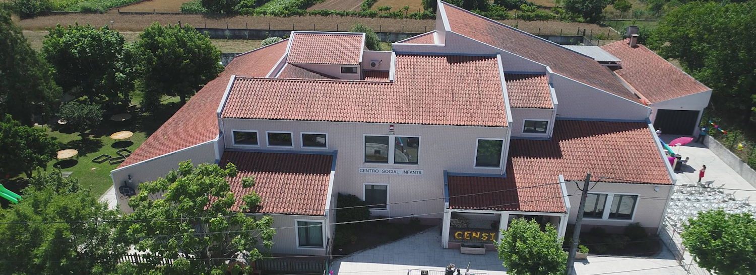 Crianças felizes no jardim de infância CENSI em Aguada de Baixo, Águeda